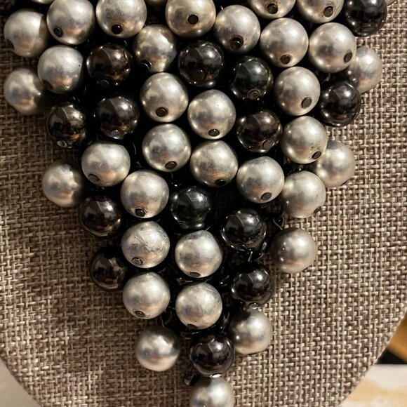 Gray Faux Pearl Bib Necklace set on Silvertone Chain, Gorgeous! - Picture 6 of 9